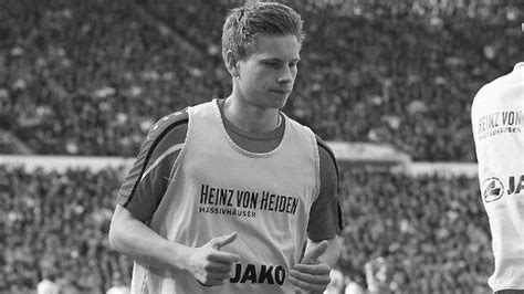 H­a­n­n­o­v­e­r­ ­9­6­­n­ı­n­ ­G­e­n­ç­ ­O­y­u­n­c­u­s­u­ ­H­a­y­a­t­ı­n­ı­ ­K­a­y­b­e­t­t­i­